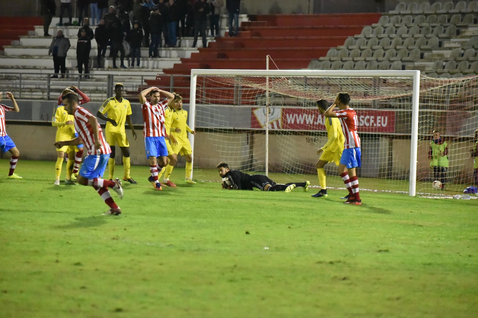 Chico Díaz se lamenta de una ocasión perdida en el Algeciras-Cádiz B del pasado curso.