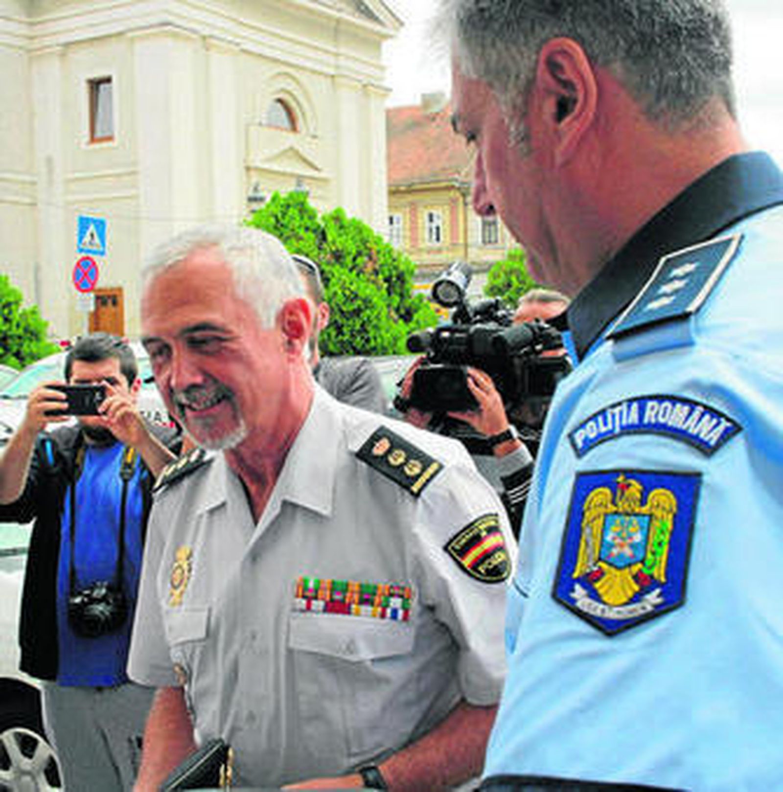 El jefe de la  Unidad de Delincuencia Especializada y Violenta de la Policía, Héctor Moreno (izq.), ayer en Lugoj.