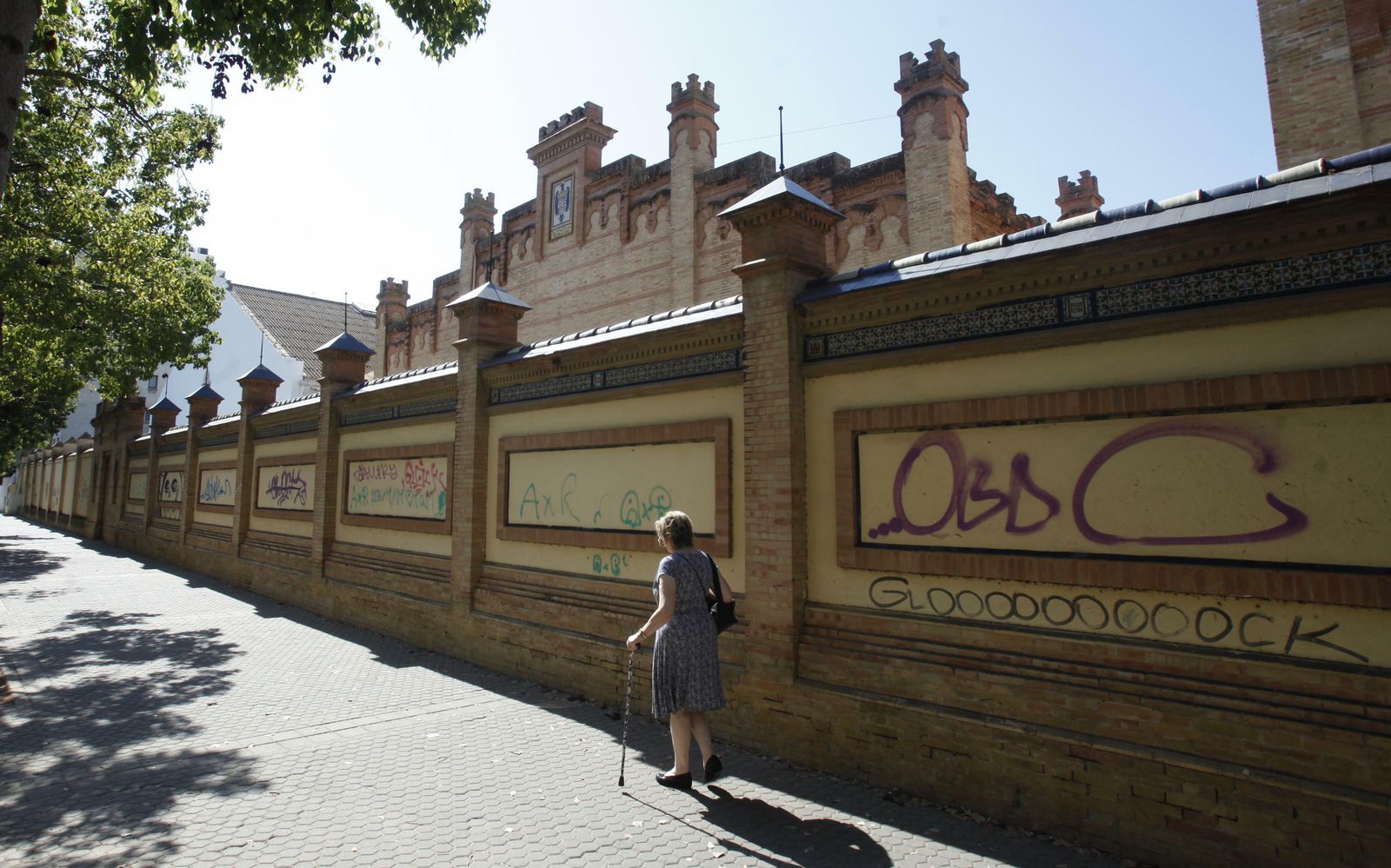 Una mujer pasa junto a la fachada del edificio, que mira a la calle Antonio Maura.
