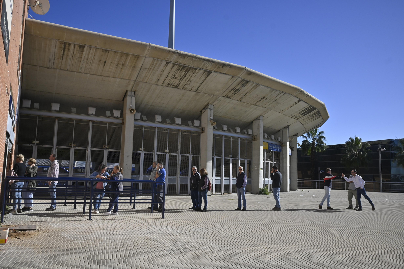 Ambiente en la venta de entradas, para el partido de Copa del Rey en el Colombino