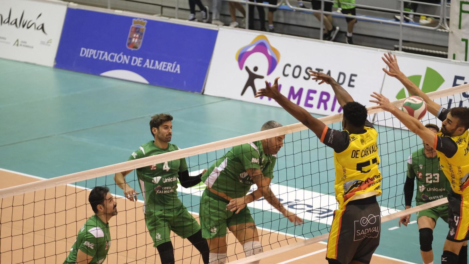 El ahorrador Borja Ruiz realiza un remate durante un encuentro en el Moisés Ruiz de la presente temporada.