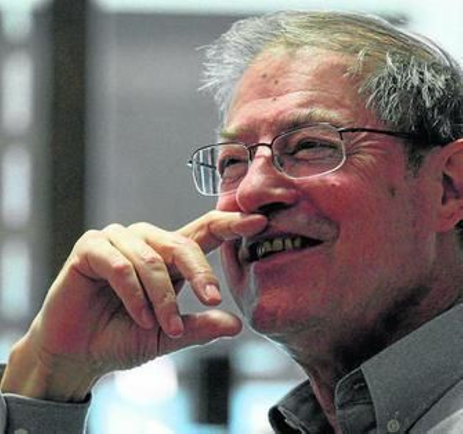 El ensayista, poeta y narrador Félix de Azúa cuenta su proceso literario en esta 'Autobiografía de papel'.