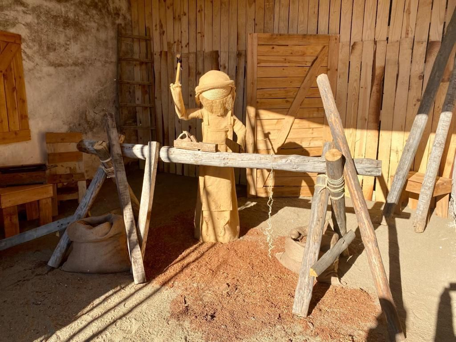 Un recorrido en fotografías por el gran belén artesanal de Los Blázquez