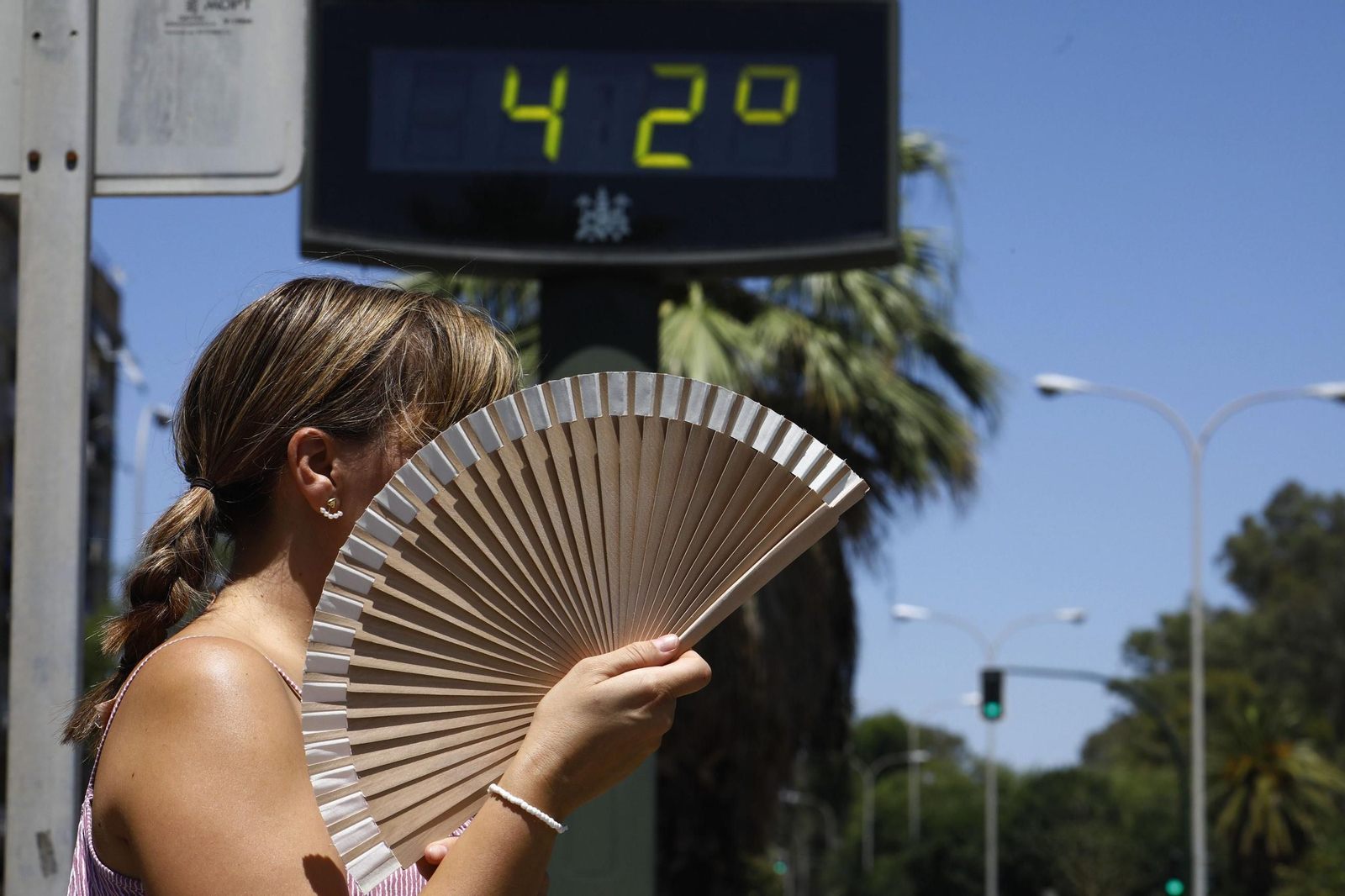 Una mujer se abanica en una jornada de altas temperaturas
