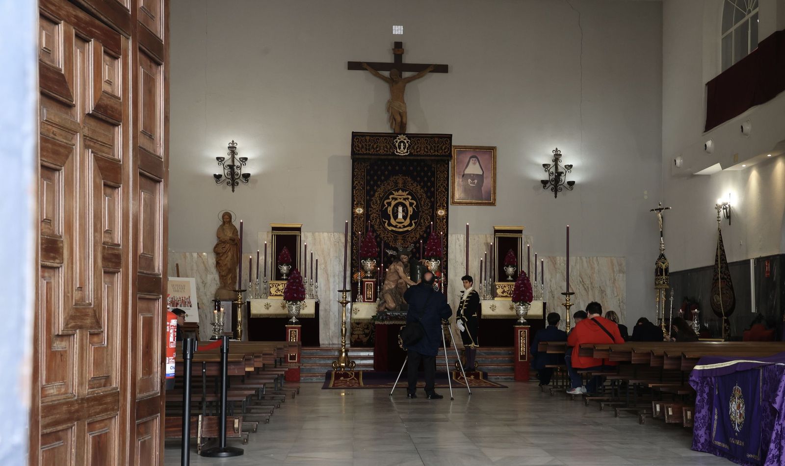 Primer besamanos al Santísimo Cristo de la Púrpura de la Hermandad de las Cigarreras