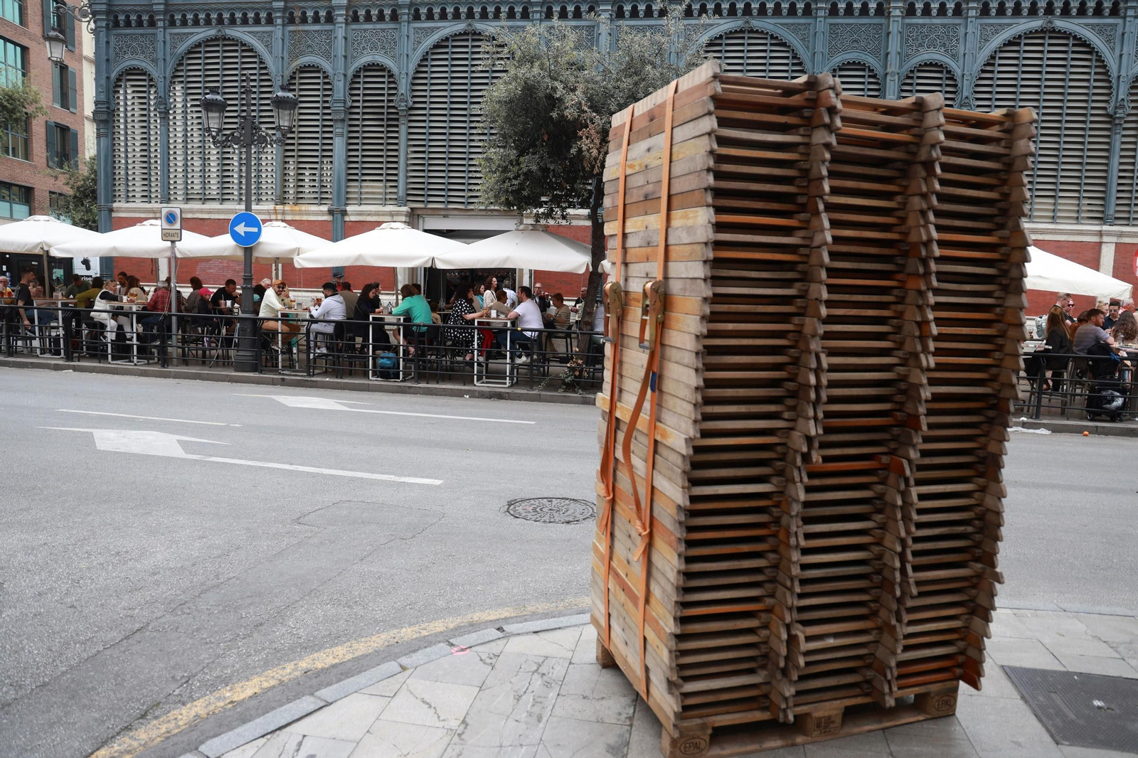 Sillas de Semana Santa, amontonadas frente al mercado de Atarazanas.