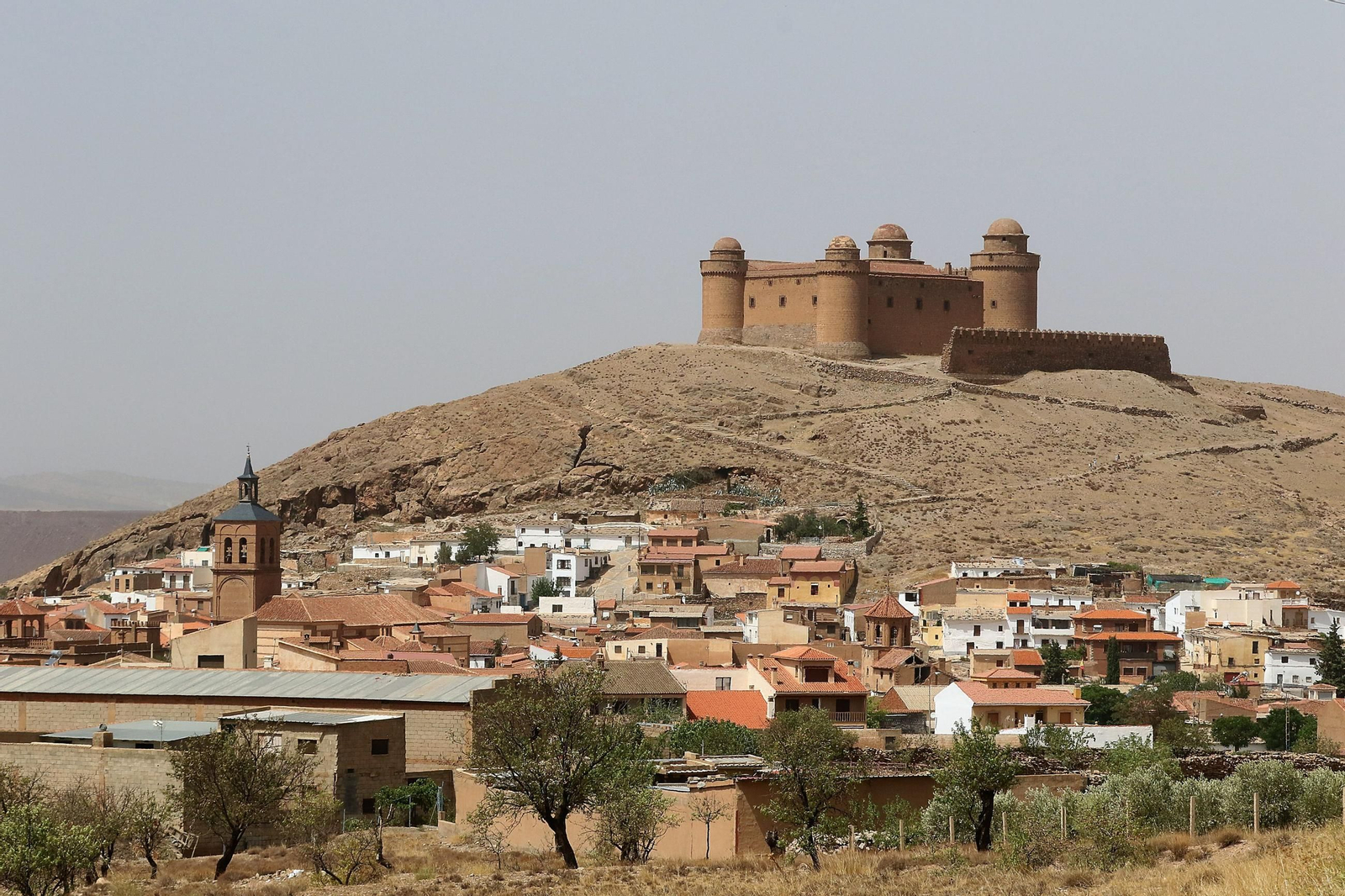 Vista del pueblo y el castillo de La Calahorra