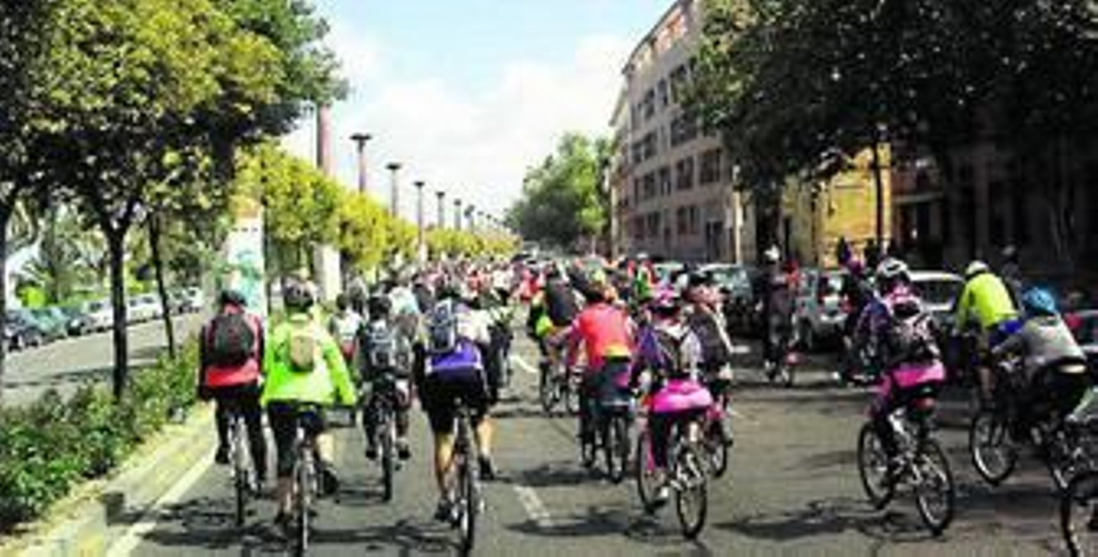 La marcha ciclista cruza la calle Torneo en dirección al Alamillo, el pasado domingo.