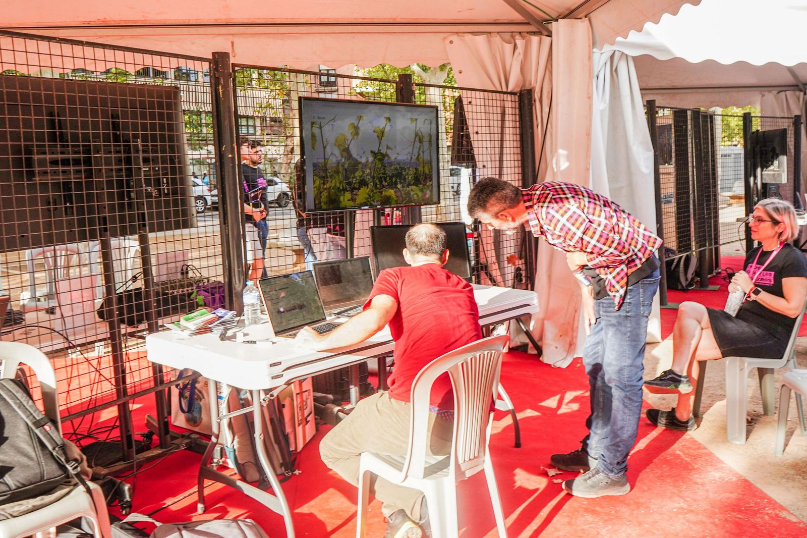 Las mejores imágenes de la Noche de los Investigadores en Granada