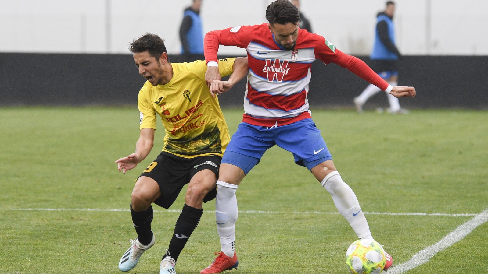 Alberto López suma ya diez cartulinas amarillas en la temporada.