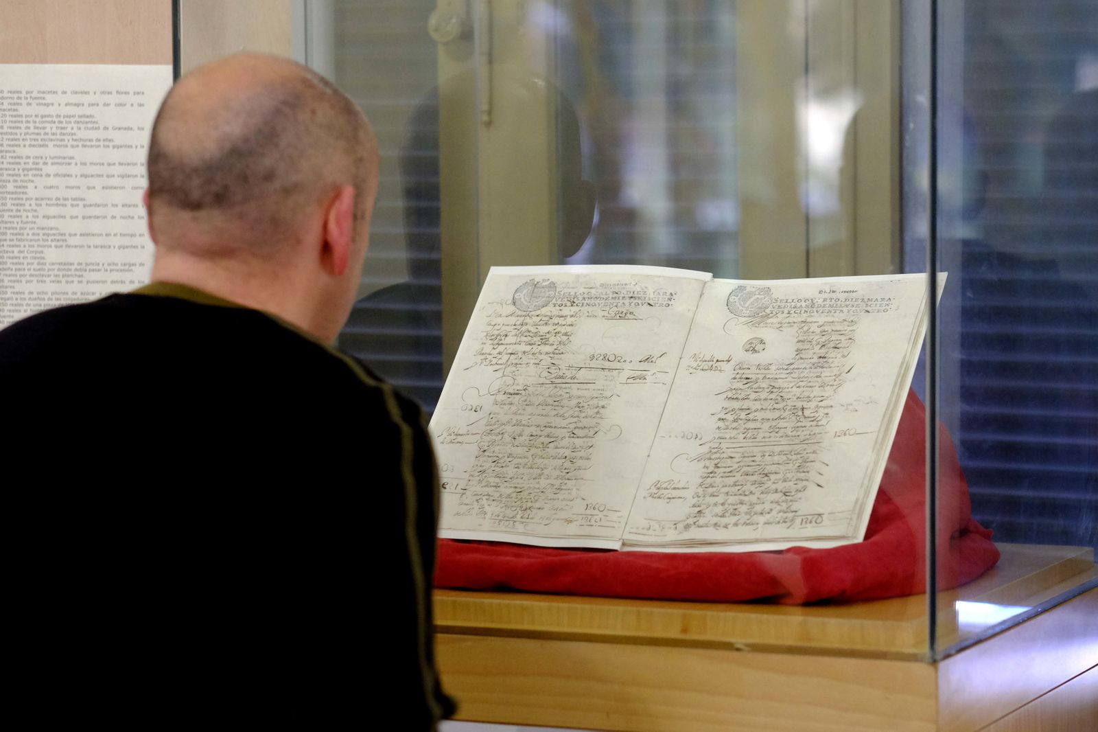 Un visitante examina uno de los libros del Archivo Municipal.