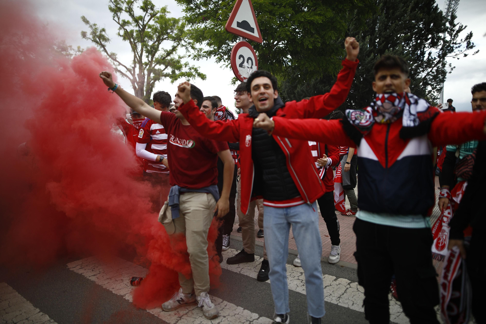 Aficionados del Granada CF antes del partido ante el Mirandés