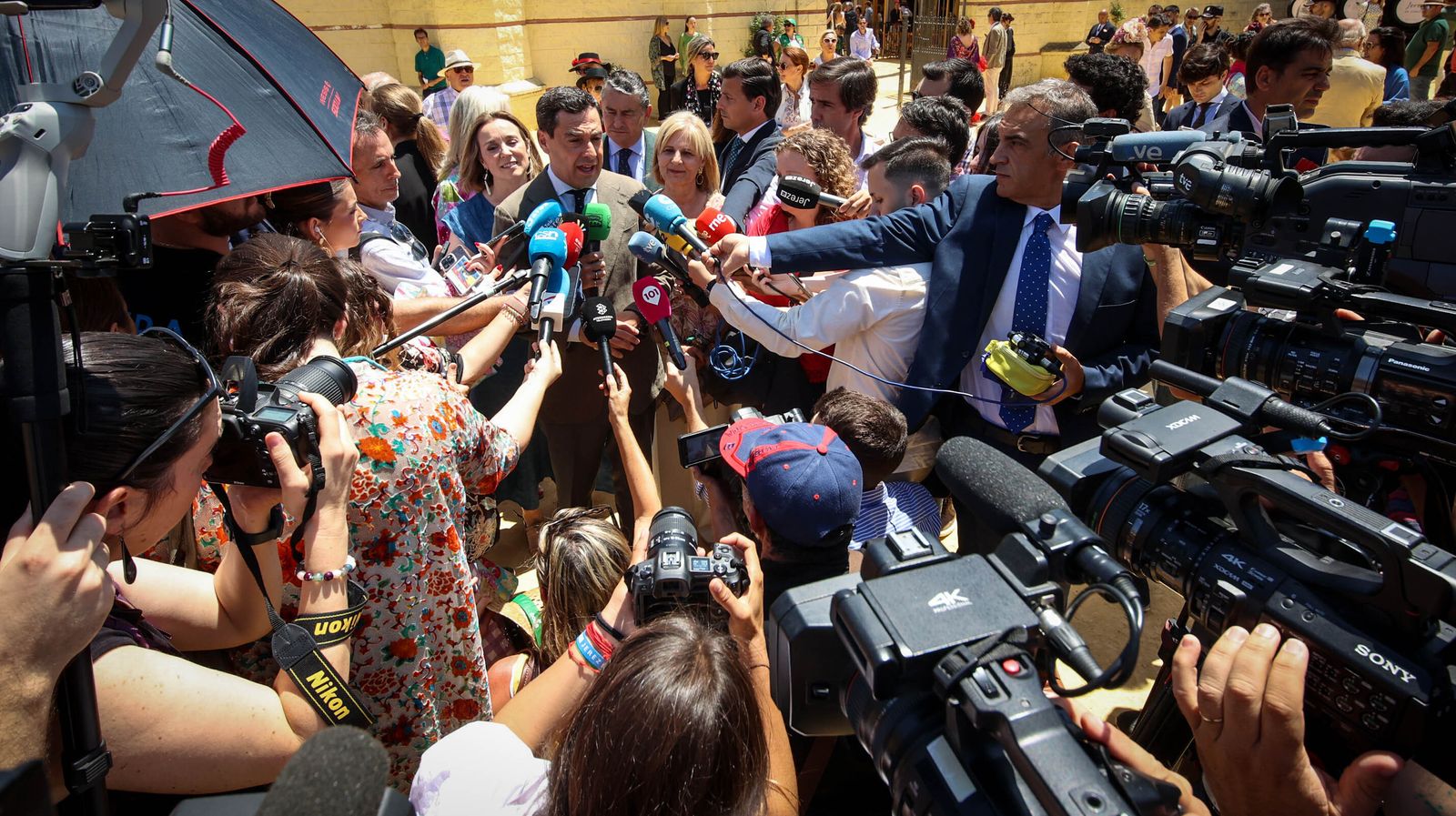 Juanma Moreno se pasea por la feria de Jerez 2023