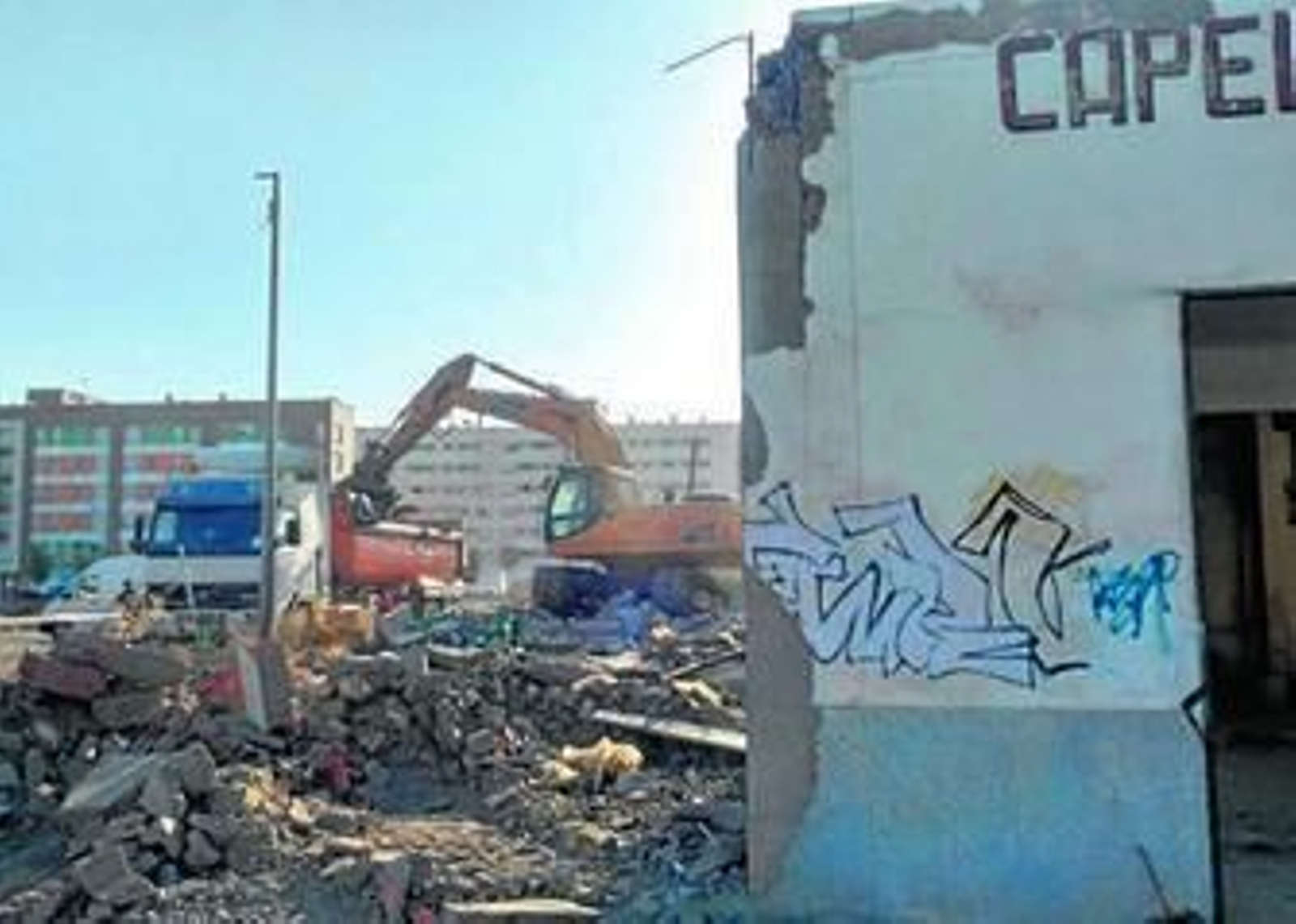La excavadora derriba las edificaciones en estado ruinoso que se encontraban en el antiguo recinto ferial.