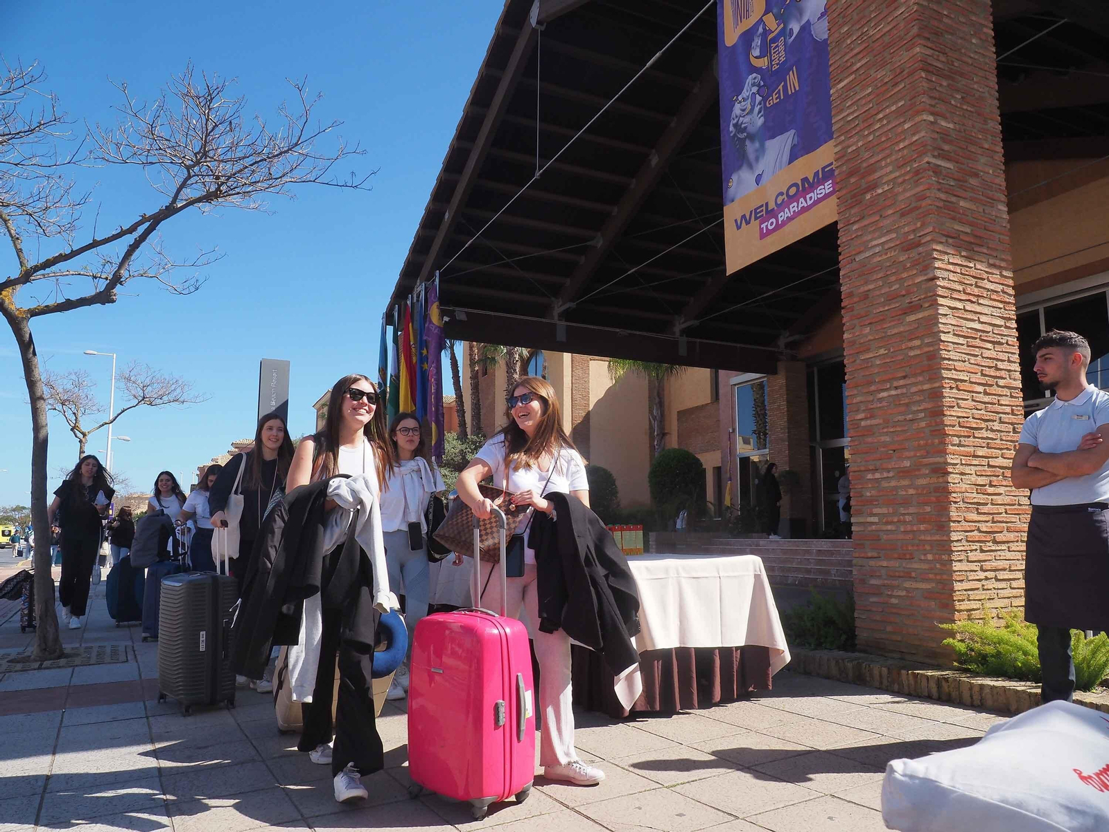 Las fotos de la espectacular llegada de 10.000 estudiantes portugueses a Punta Umbría