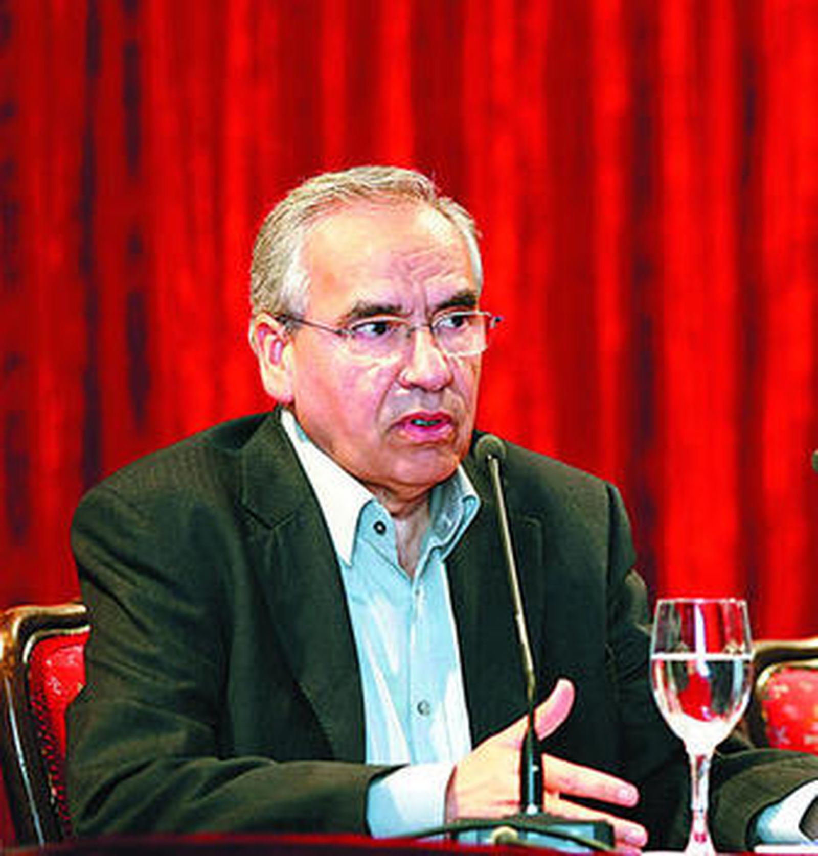 Alfonso Guerra, en el simposio literario celebrado en El Puerto.