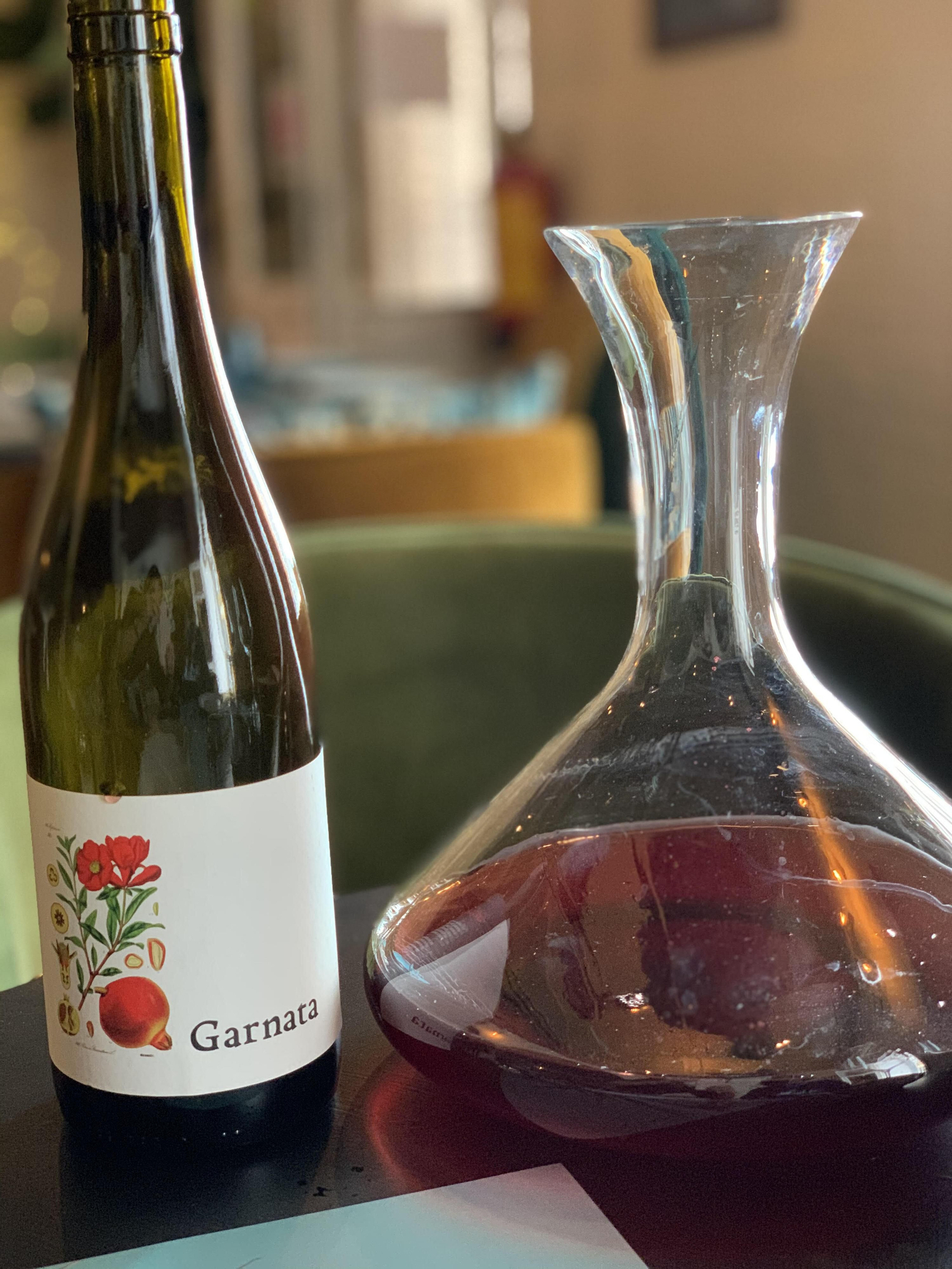 Botella de vino Garnata que sirven en Kmarón.