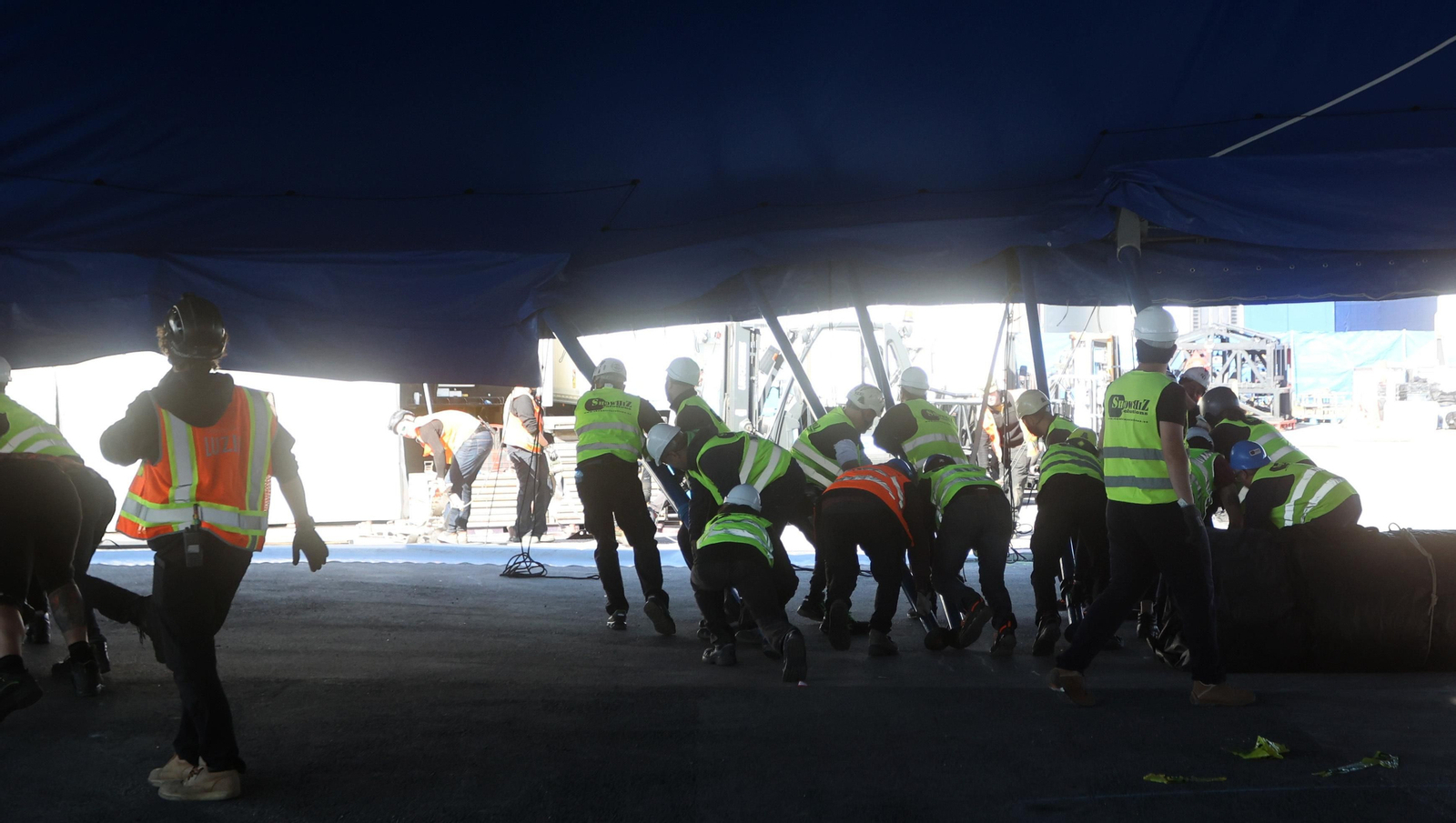 Subida de la carpa del Circo del Sol