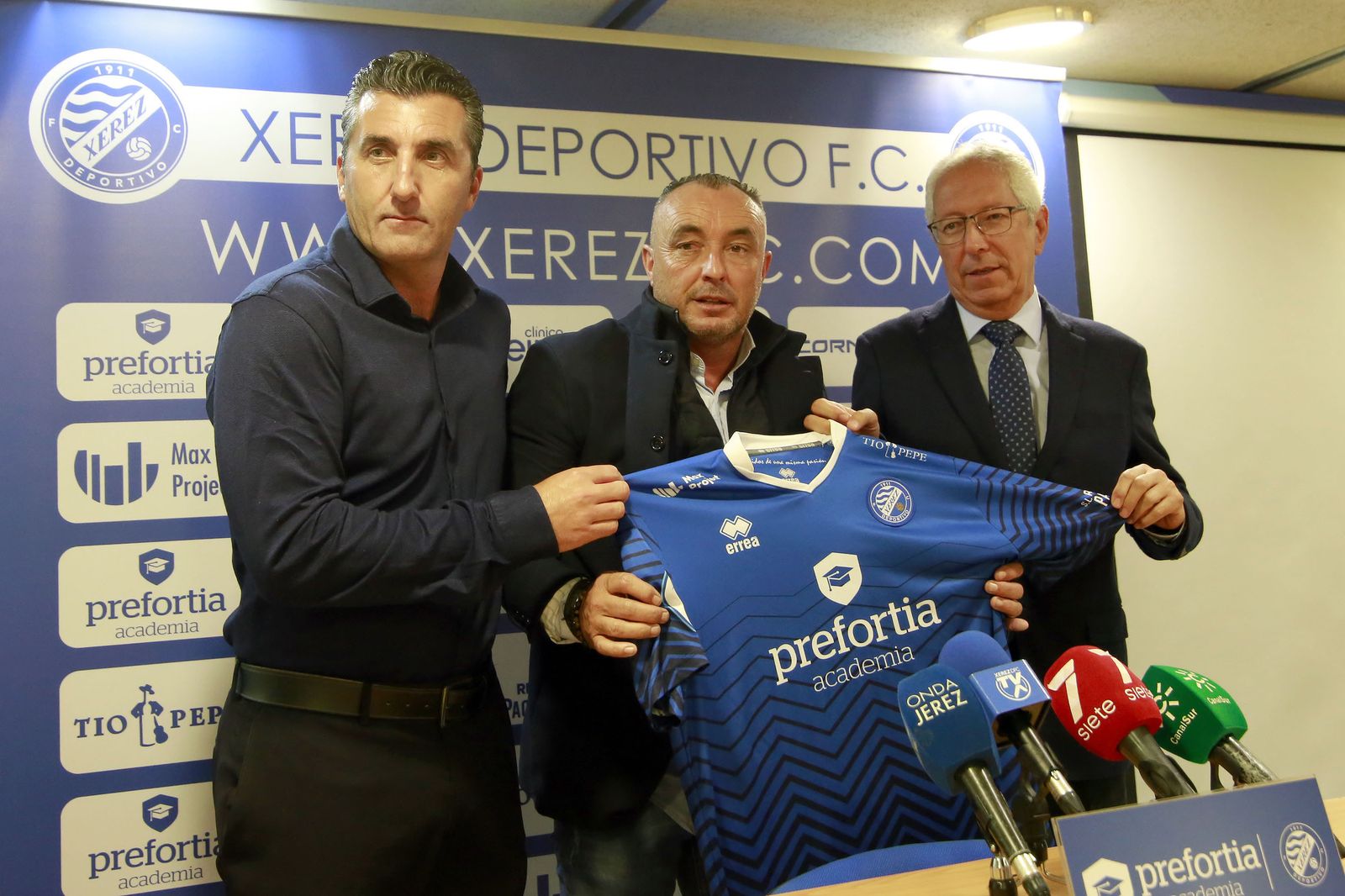 Rafael Coca y Edu Villegas, flanqueando a Josu Uribe, nuevo entrenador del Xerez DFC.