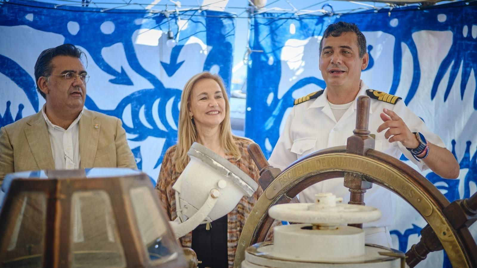 De izquierda a derecha Jesús Otero, cónsul de Uruguay en Cádiz, la embajadora Ana Teresa Ayala y el comandante Mario Vaucher.