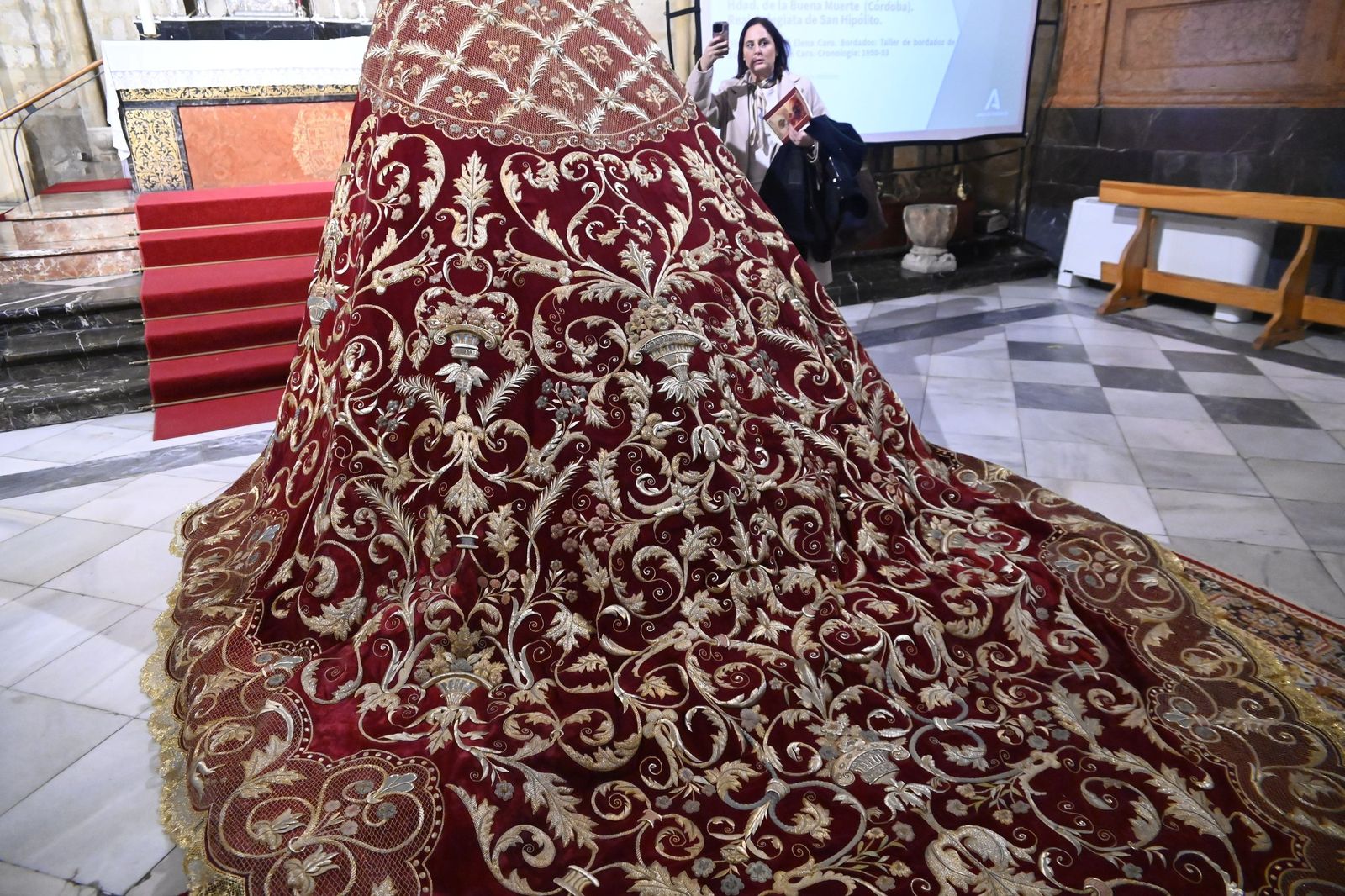 Las fotos de la presentación del manto de la Reina de los Mártires de Córdoba tras su restauración