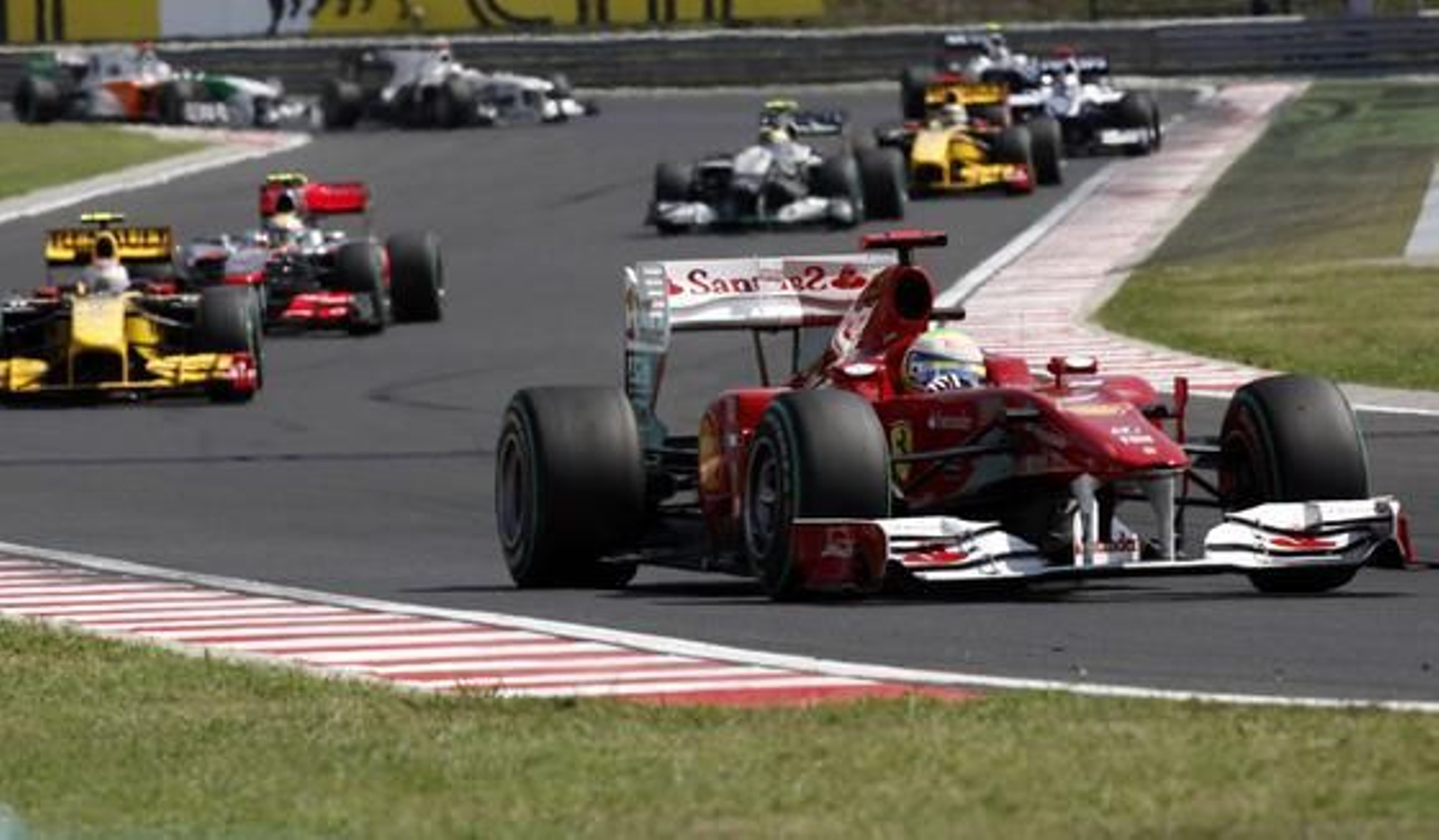 Fernando Alonso acaba segundo por detrás de Webber en el Gran Premio de Hungría. / AFP