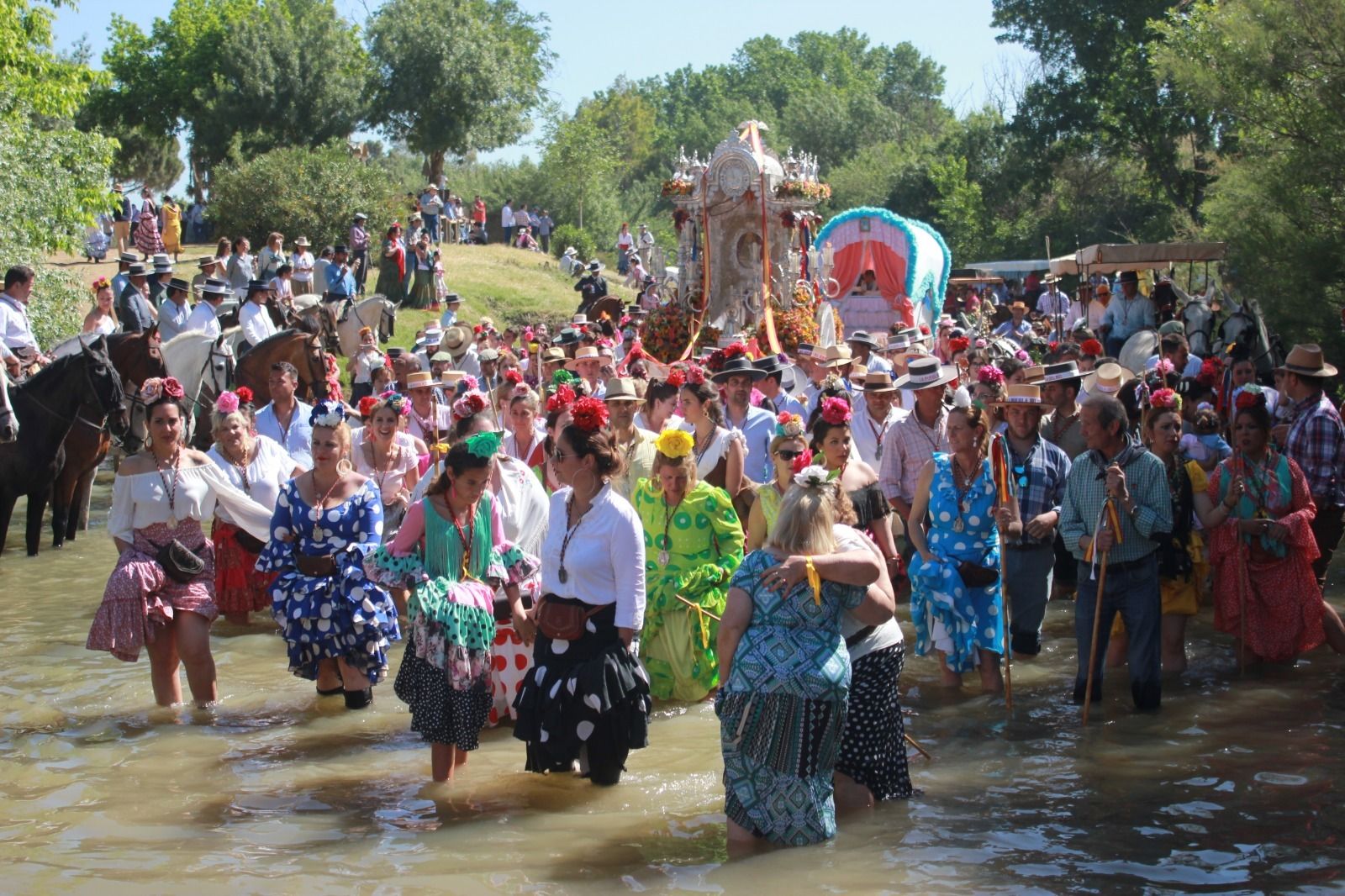 La Hermandad de La Puebla del Río cruzando el Vado del Quema.