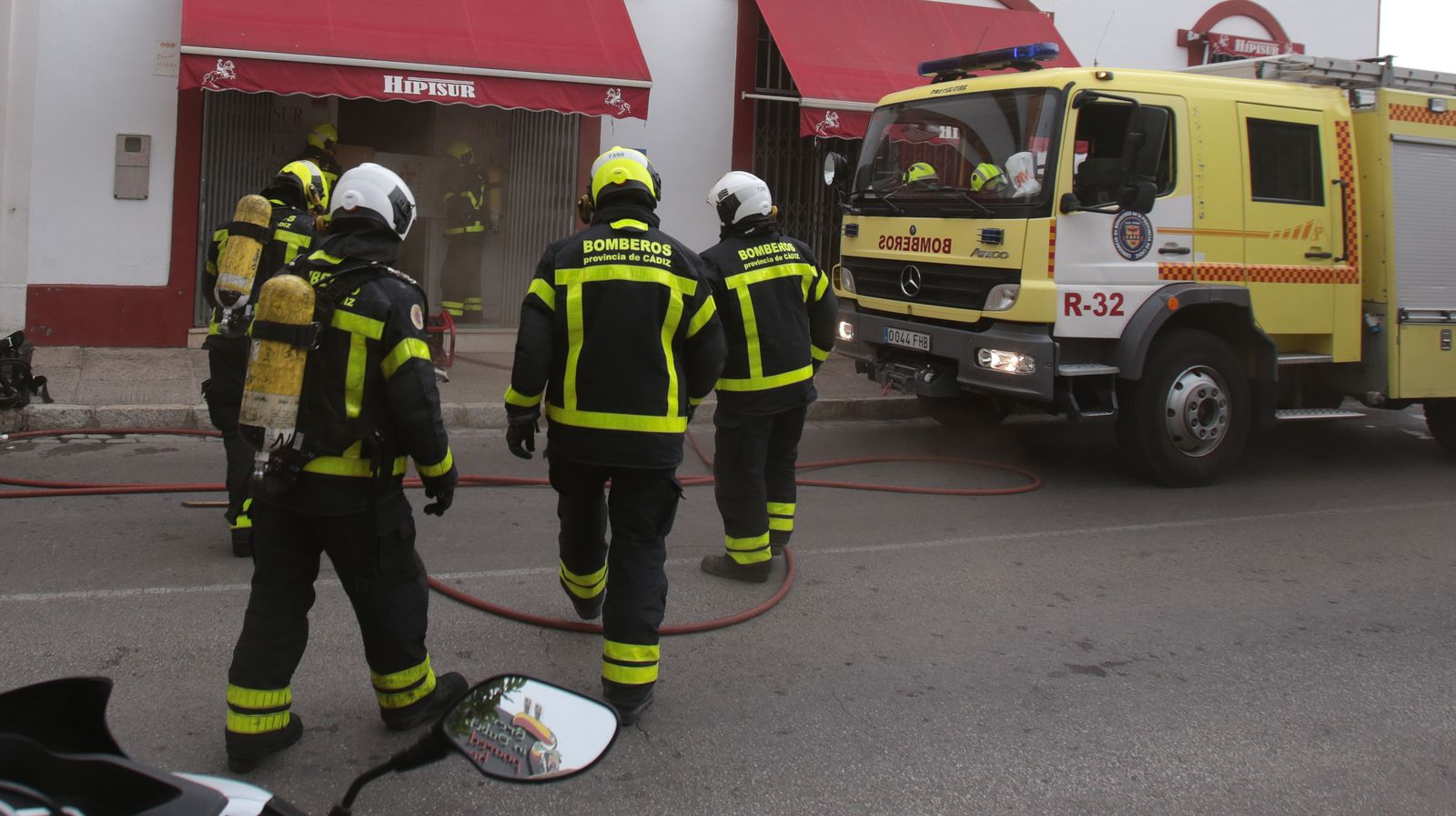 Alarma por el incendio en una ferretería en la calle Nuño de Cañas de Jerez