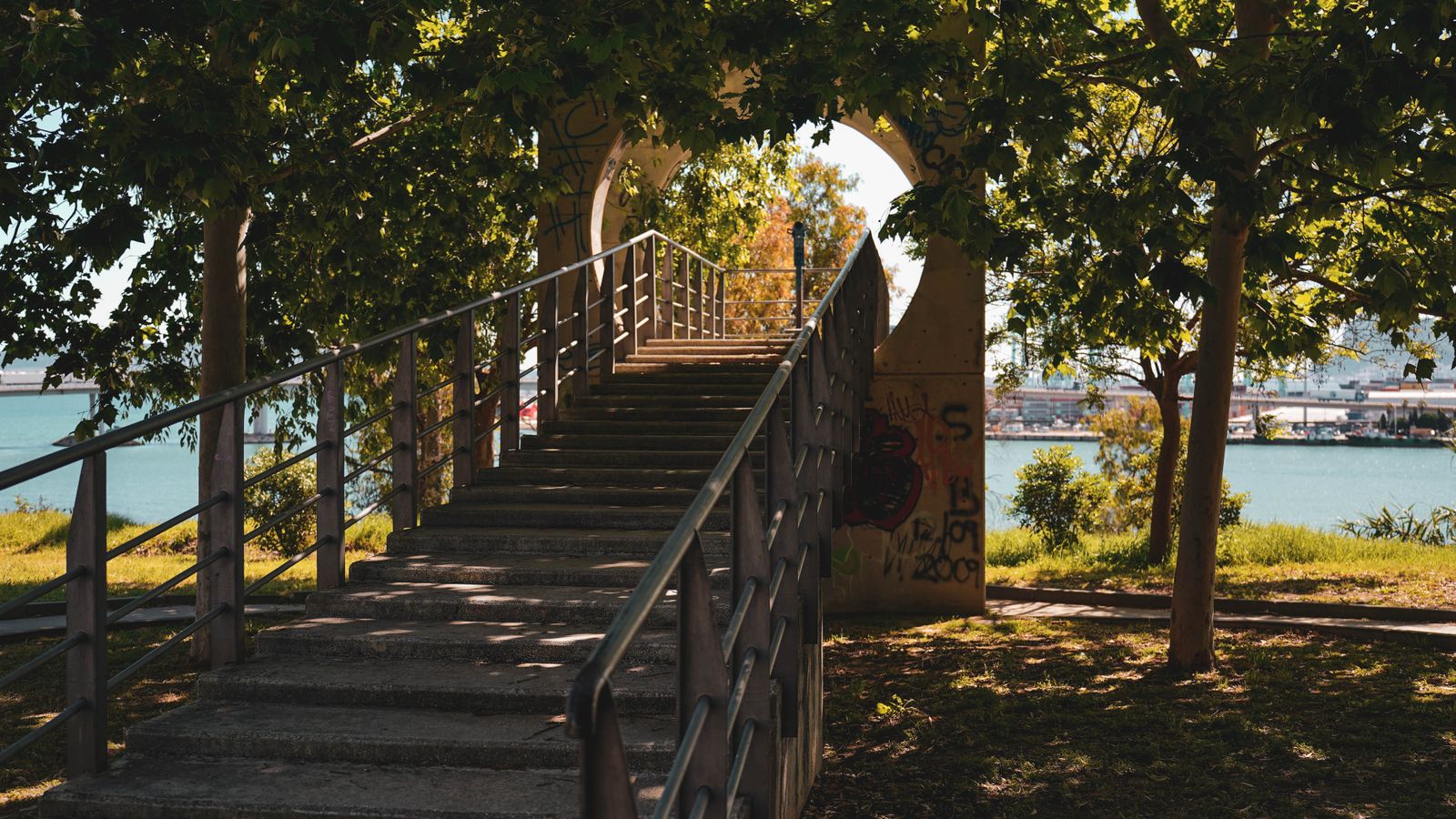 Personas disfrutando del mañaneo en el paseo marítimo de Algeciras, en imágenes