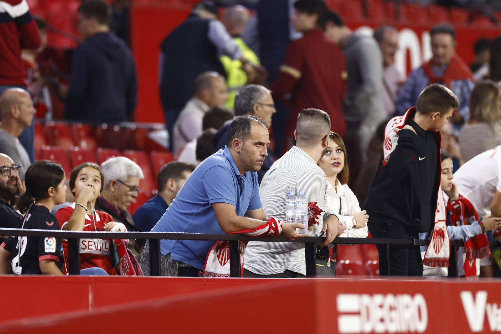 Búscate en las fotos del Sevilla FC-Real Sociedad