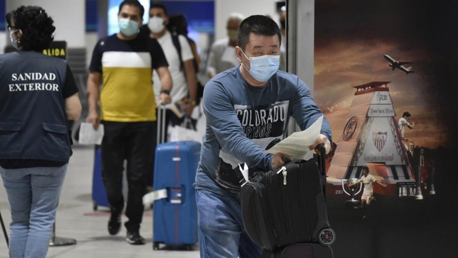 Turistas y empleados de Sanidad Exterior.