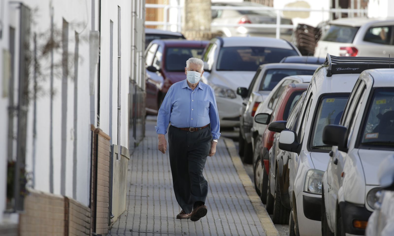 Un vecino de La Puebla de los Infantes camina por una solitaria calle.