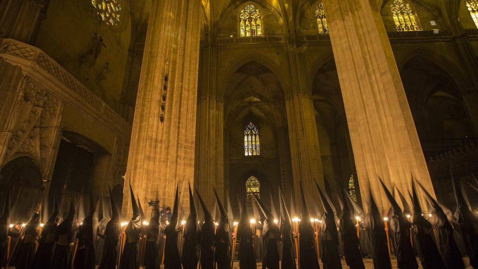 Nazarenos en el interior de la Catedral en la pasada Madrugada.