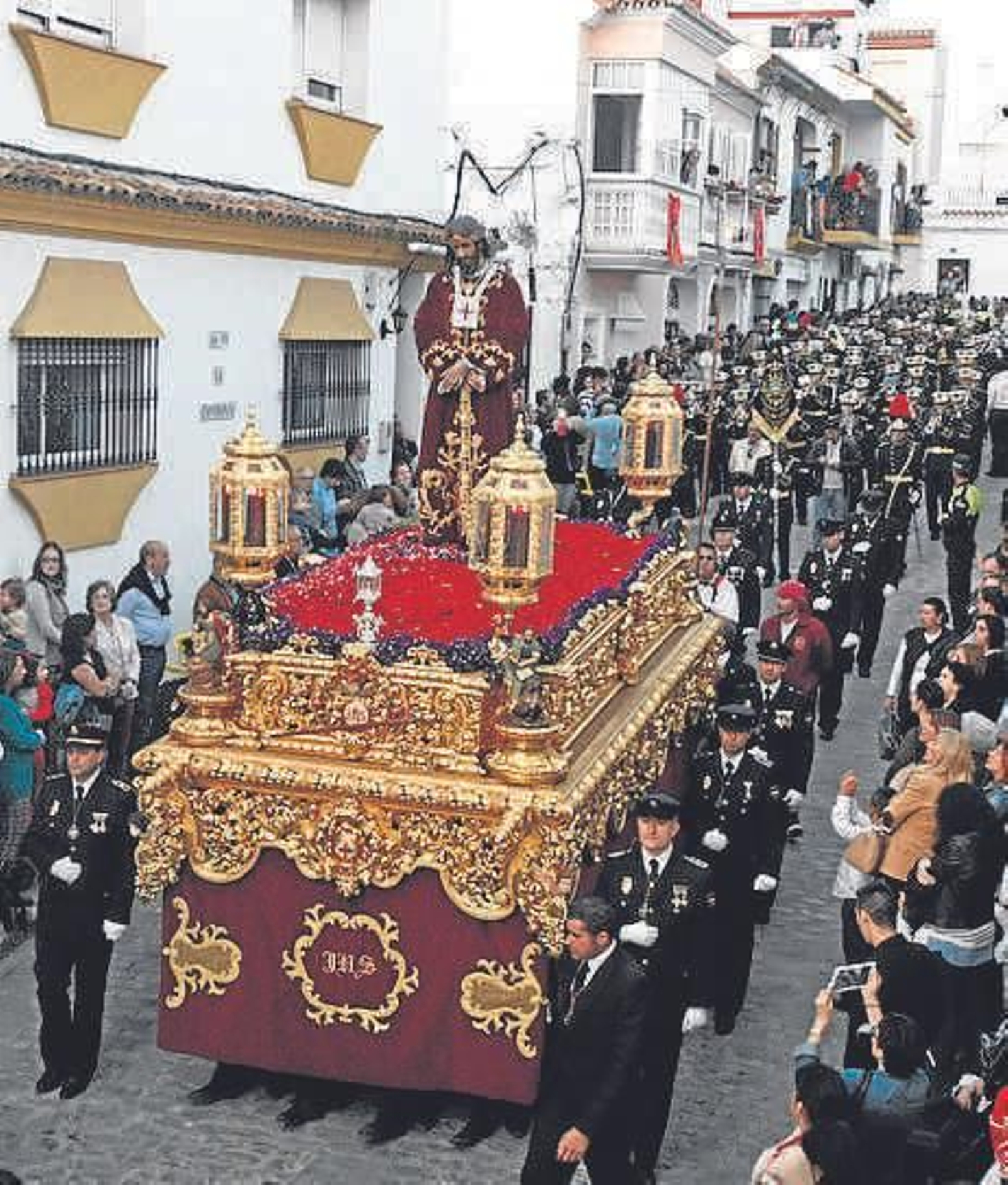 Nobles artesanos y modestos artistas vinculados al mundo cofrade