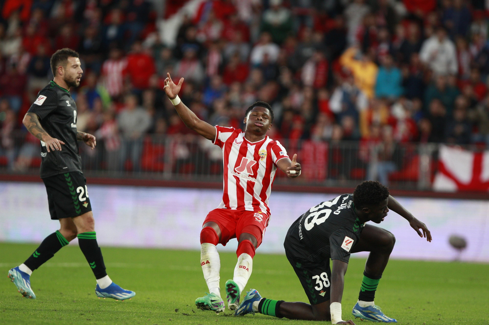 Imágenes del partido de fútbol U.D. Almería-Real Betis Balompié