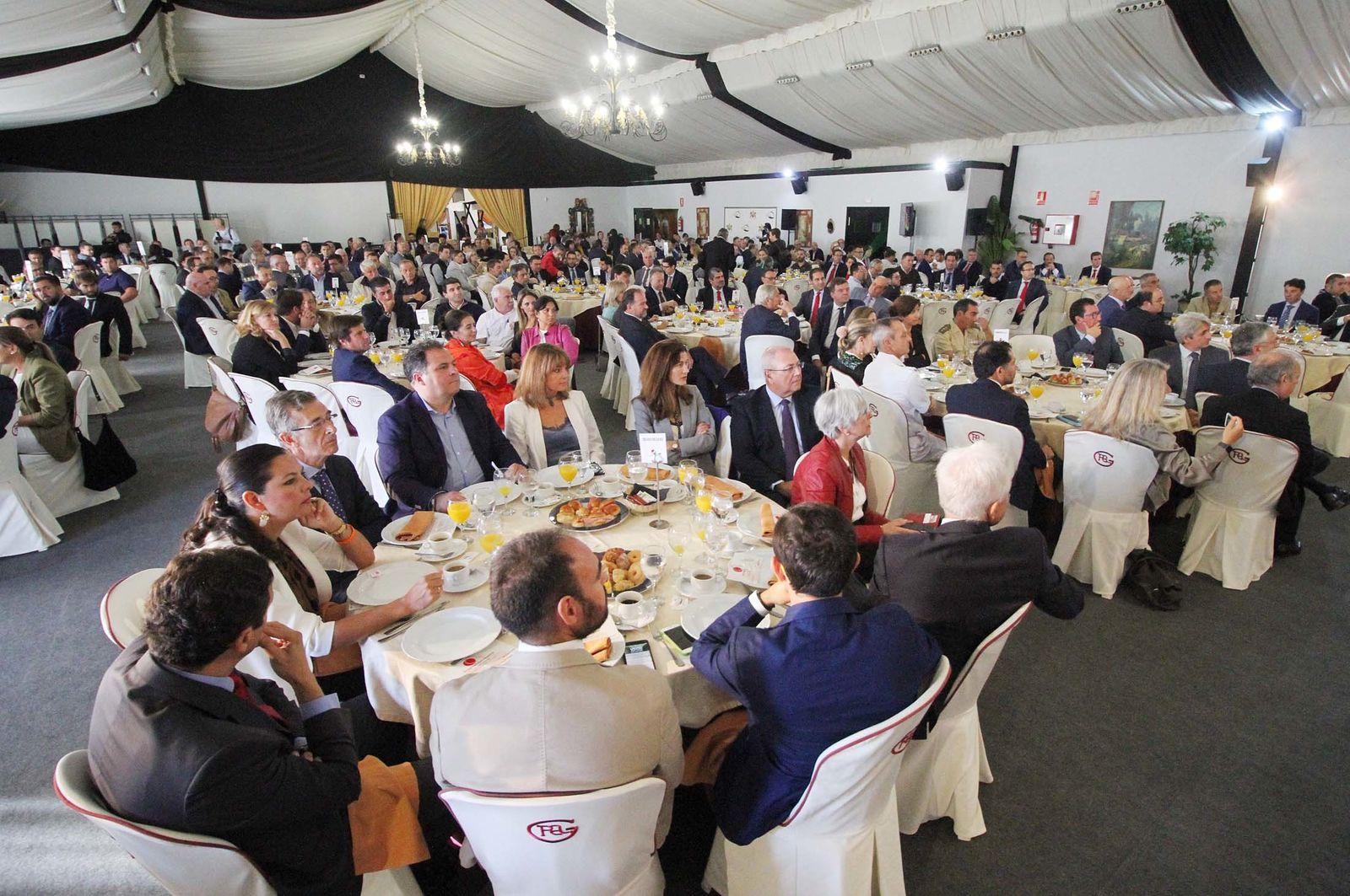 Imágenes del Desayuno Informativo del Grupo Joly con Javier Targhetta