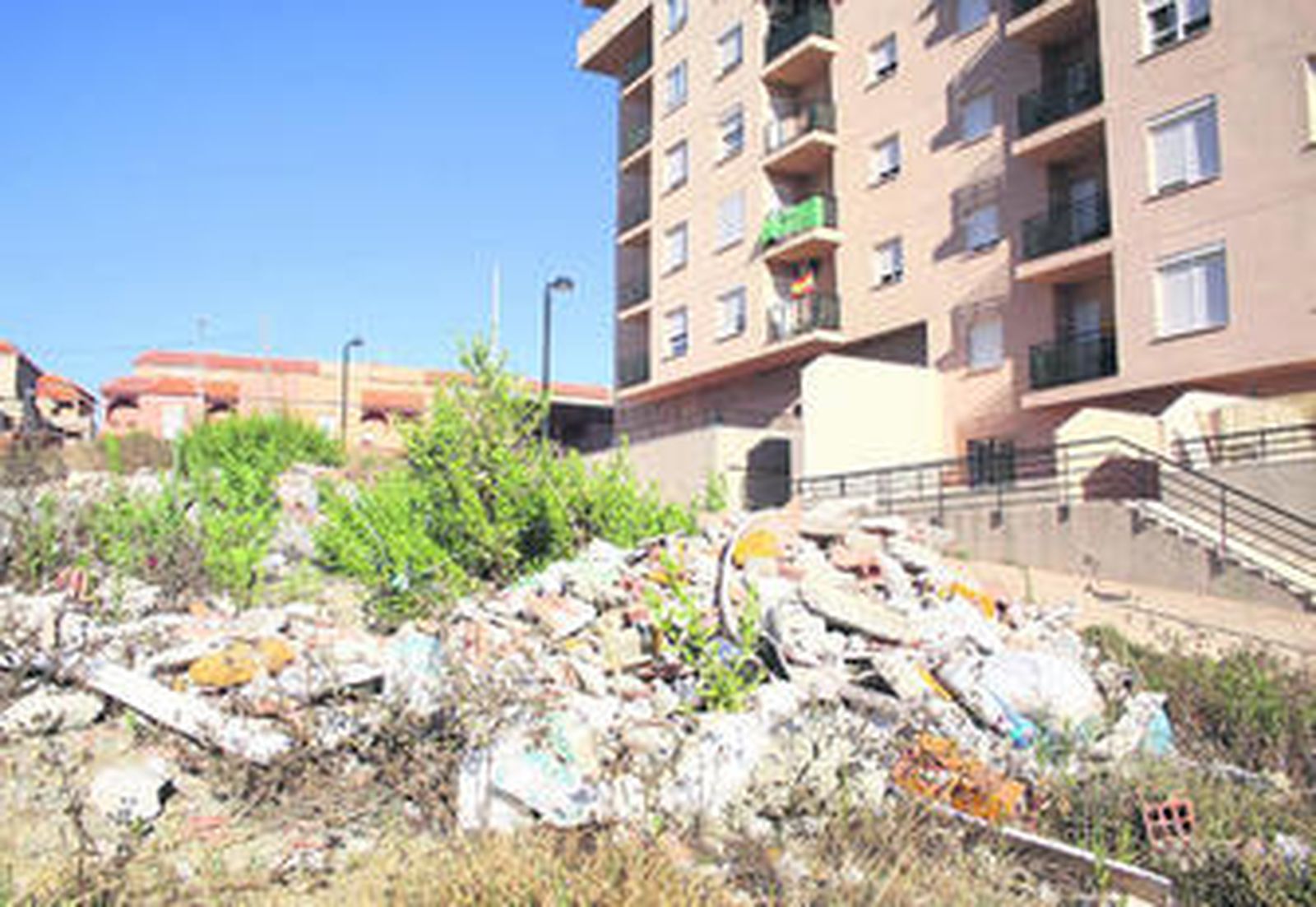 Parcela con escombros en la avenida América, cerca de La Reserva de San Bernabé.