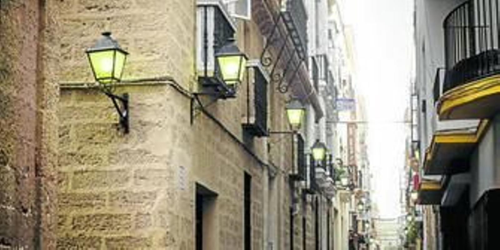 La esquina de las calles Fermín Salvochea y Manuel Rancés, iluminada con farolas.