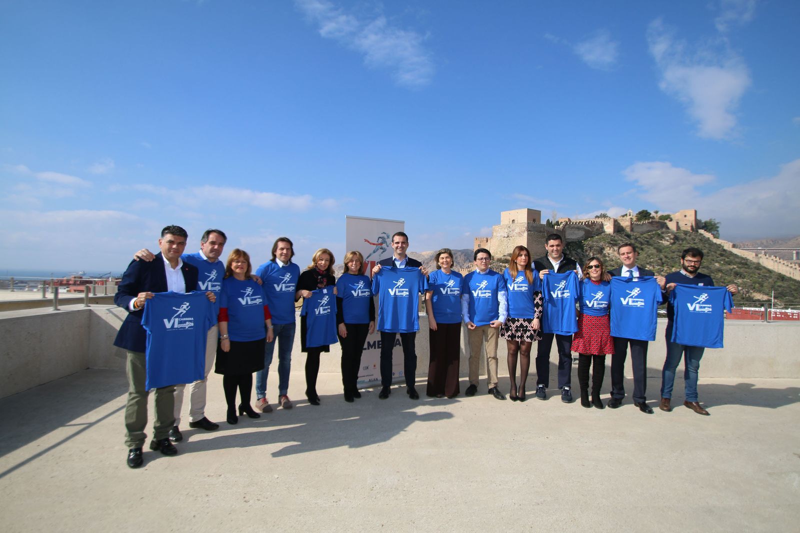 Parte de la corporación con las camisetas en apoyo a la mujer.