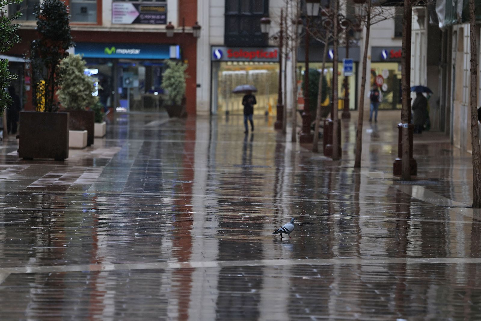 Intensas lluvias y calles desiertas en Huelva por la borrasca Marta