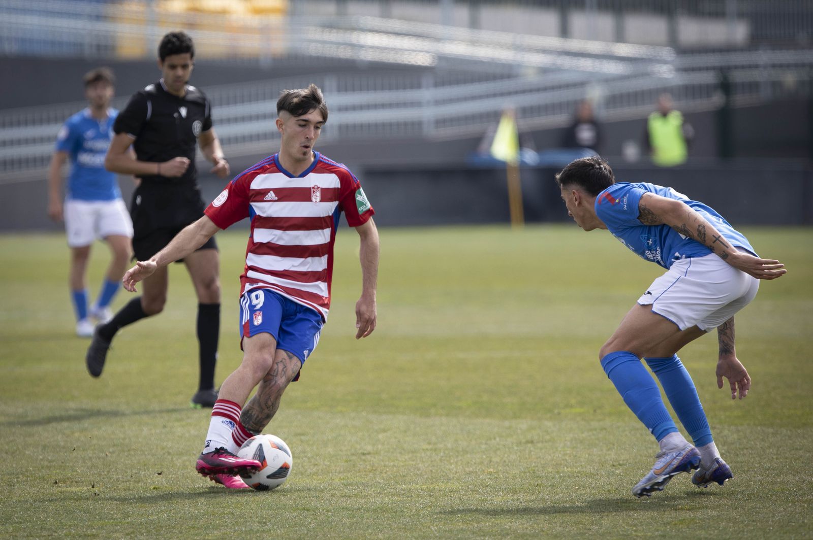 Julito conduce la pelota.