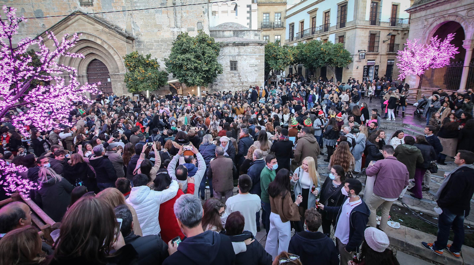 Las zambombas llenan las plazas y calles del centro de Jerez