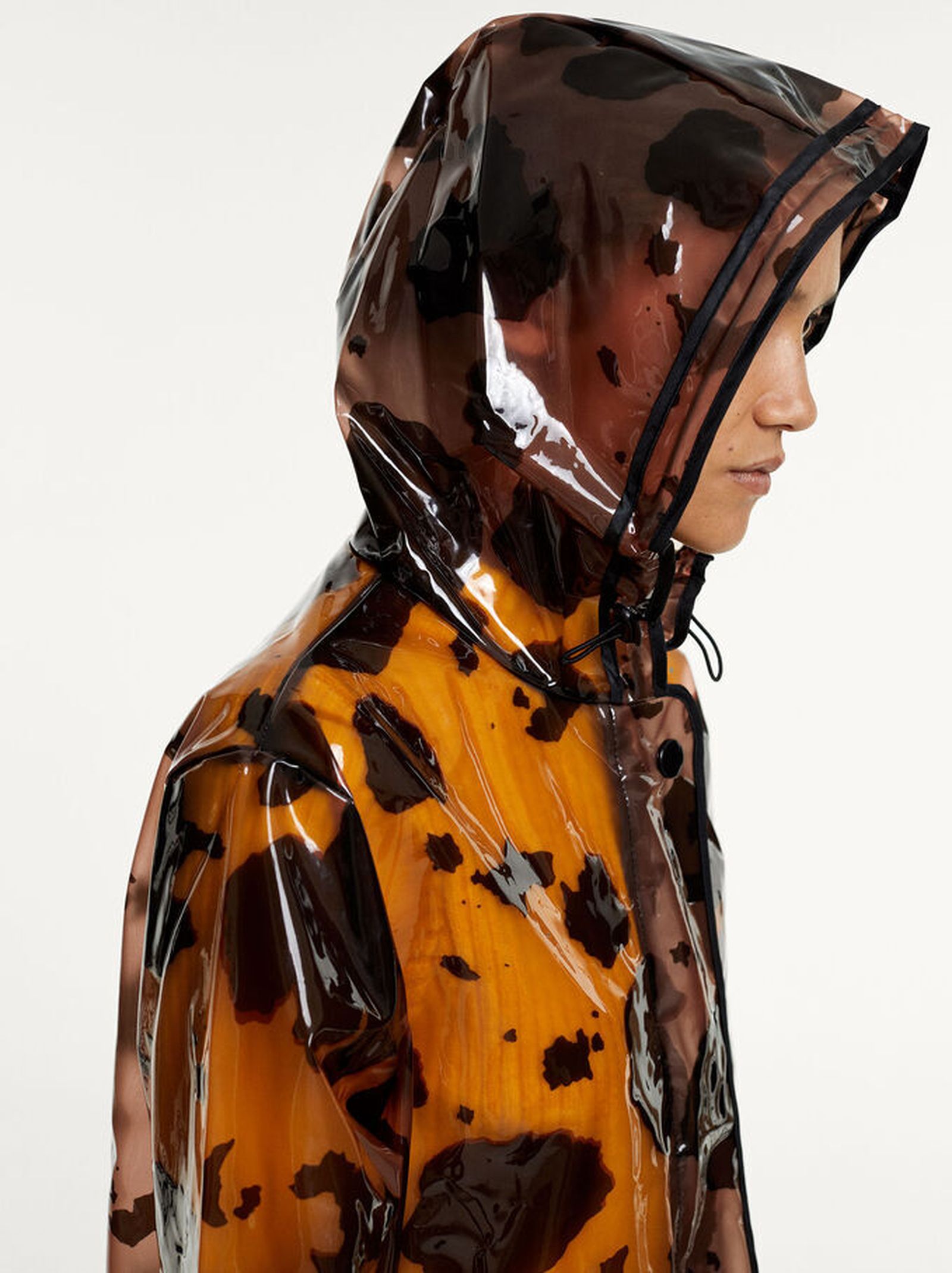 Chaqueta con estampado de vaca de Parfois.