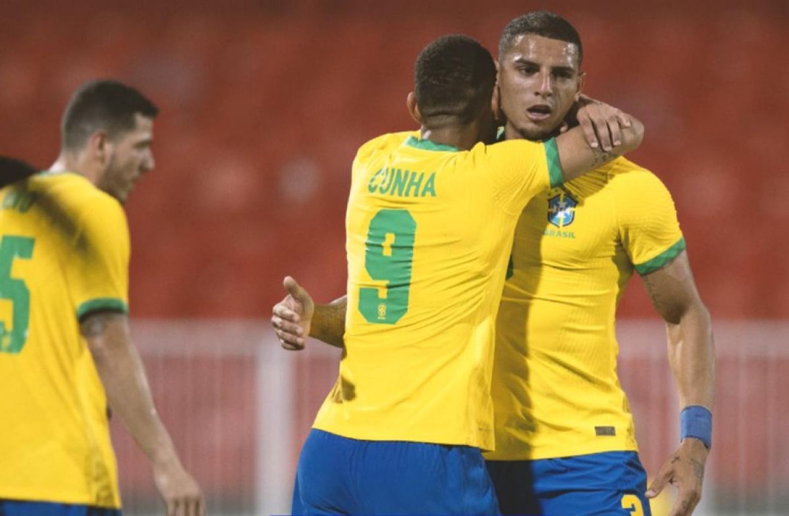 Diego Carlos es felicitado tras marcar con Brasil.