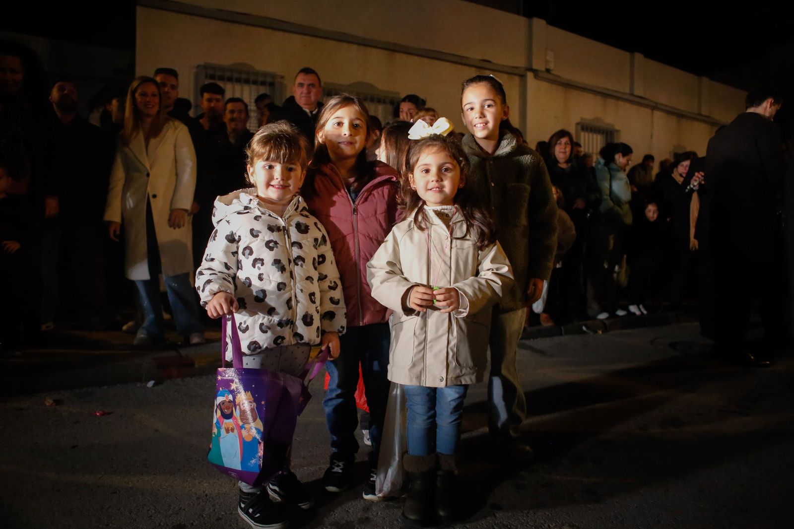 Búscate en las fotos de la cabalgata de Reyes Magos 2026 en Los Barrios