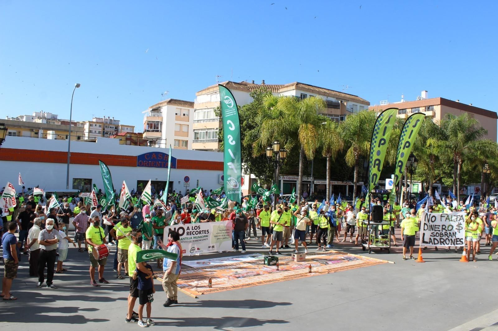 Trabajadores municipales se concentran frente a la propuesta de recortes en los salarios.