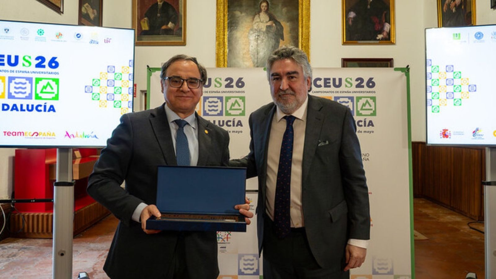 El rector de la UAL, José J. Céspedes Lorente, recibe la acreditación como una de las sedes de los CEU 2026 de manos del presidente del Consejo Superior de Deportes, José Manuel Rodríguez Uribes.