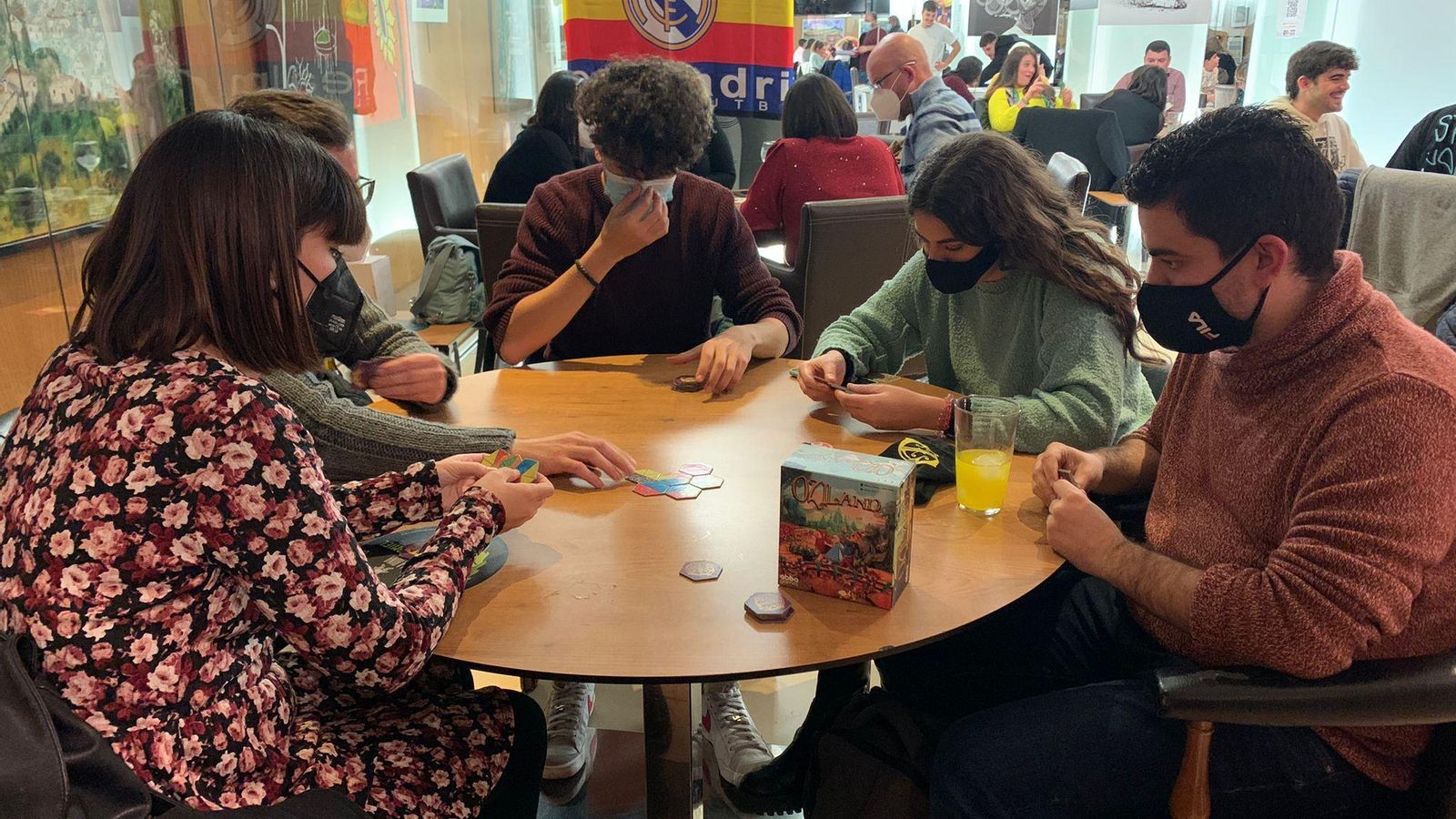 Un grupo de amigos jugando al Oziland en el Continental de Granada