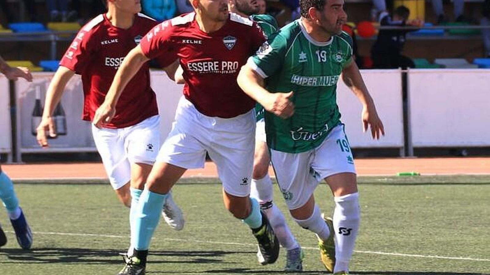 Miguel Ruiz busca un balón durante el derbi ante el Úbeda Rapids.