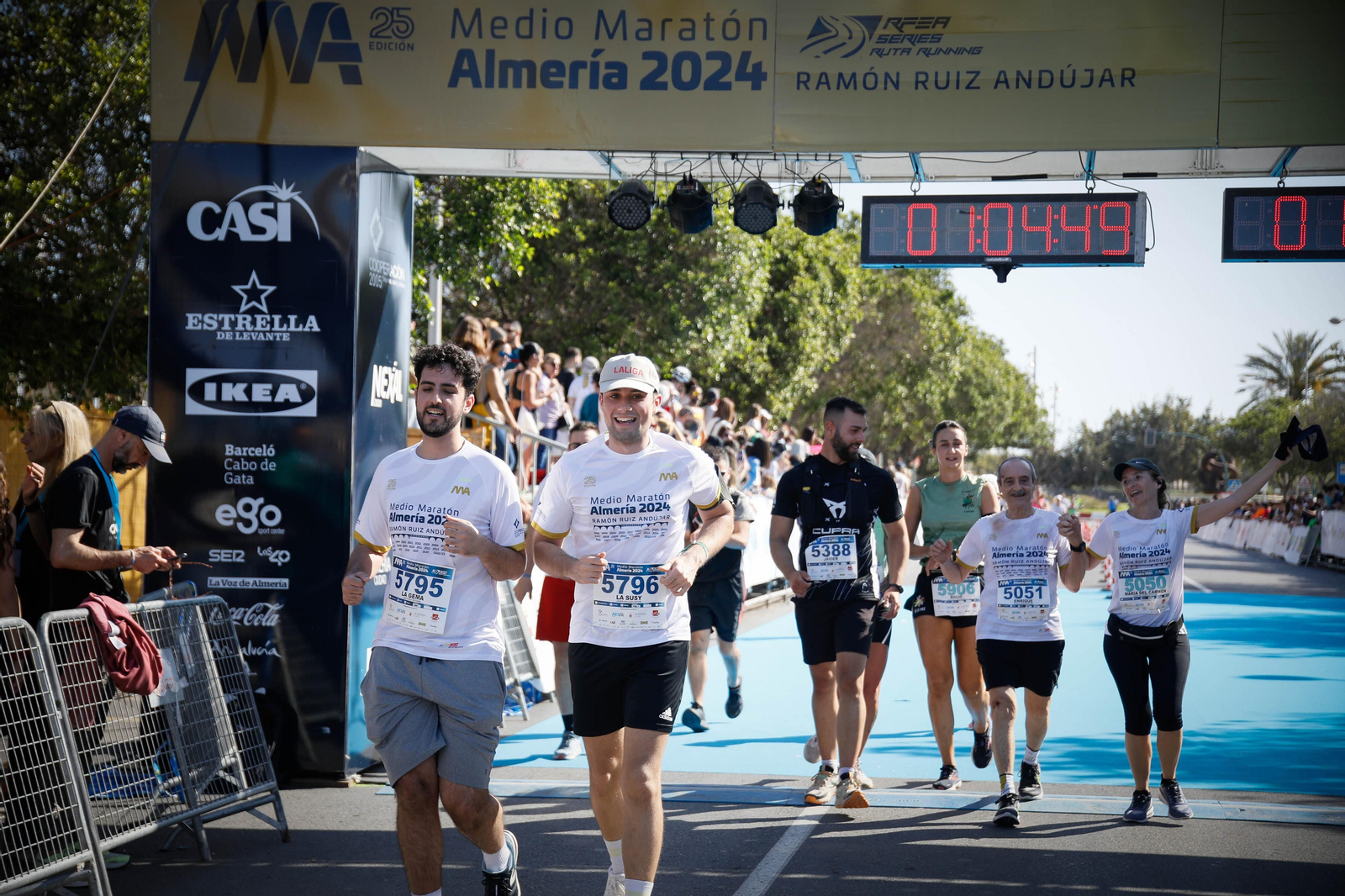 Imágenes de la llegada de la Media maratón Ciudad de Almería